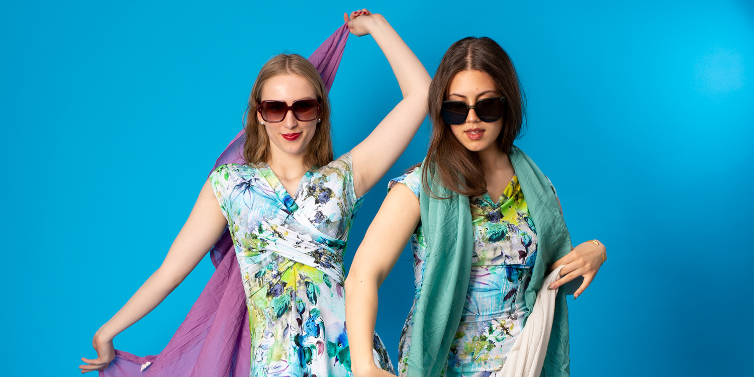 Rotes Kleid im Straßencafé